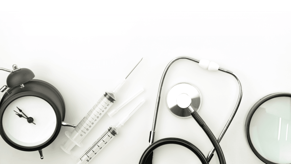 Instrumentos de Medicina: Relógio, agulhas e seringas, lupa, estetoscópio.