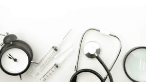 Instrumentos de Medicina: Relógio, agulhas e seringas, lupa, estetoscópio.