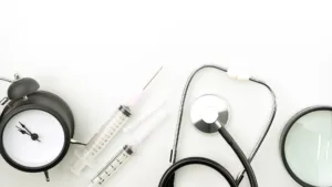 Instrumentos de Medicina: Relógio, agulhas e seringas, lupa, estetoscópio.