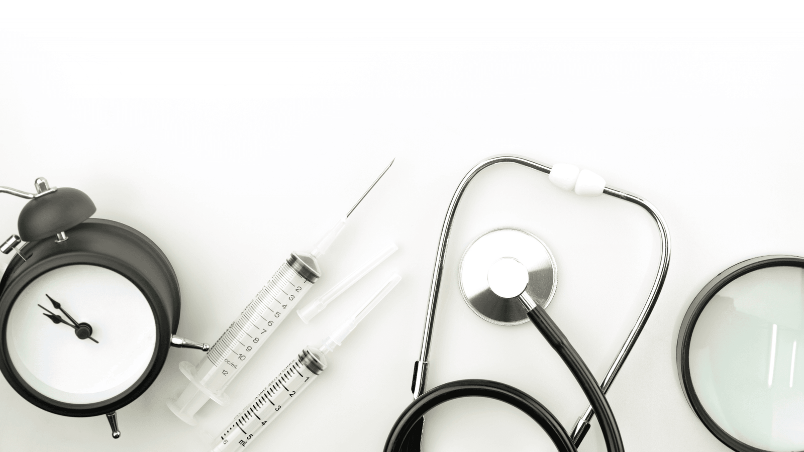 Instrumentos de Medicina: Relógio, agulhas e seringas, lupa, estetoscópio.