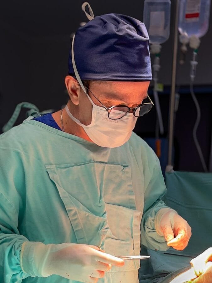 Hemerson realizando um procedimento cirurgico